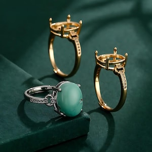 Peut inclure: Trois bagues en or avec une monture à sertir pour une pierre. La bague de gauche a une pierre turquoise sertie. Les deux autres bagues sont vides.