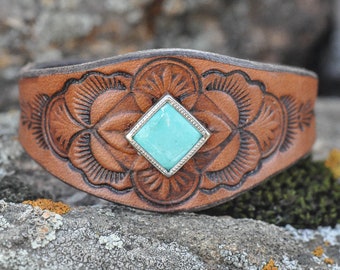 Ledermanschette mit quadratischem Türkis Cabochon, gestempelt, Tooled