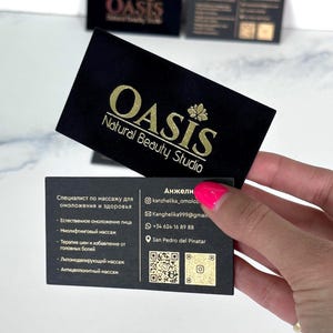 Tarjetas de visita de terciopelo a doble cara con estampado metálico y serigrafía. Tarjetas de visita negras personalizadas con código QR. Impresión tipográfica de terciopelo.