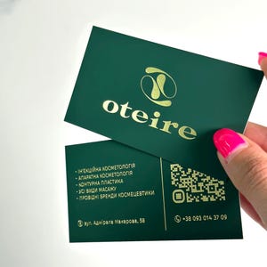 Biglietti da visita premium con codice QR. Cartoncino scamosciato, biglietti da visita di lusso, stampa a caldo, design personalizzato, cartoncino simil-plastica.