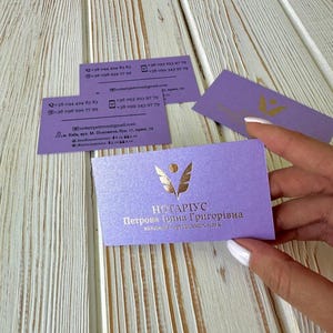Beidseitige Letterpress-Visitenkarten. CUSTOM MADE Visitenkarten aus Pappe. Hochwertige Karte mit Heißfolienprägung und Siebdruck