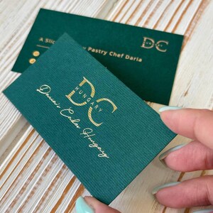 Biglietti da visita a doppio strato. Biglietti da visita personalizzati su misura. Biglietti da visita esclusivi con stampa a caldo e serigrafia.