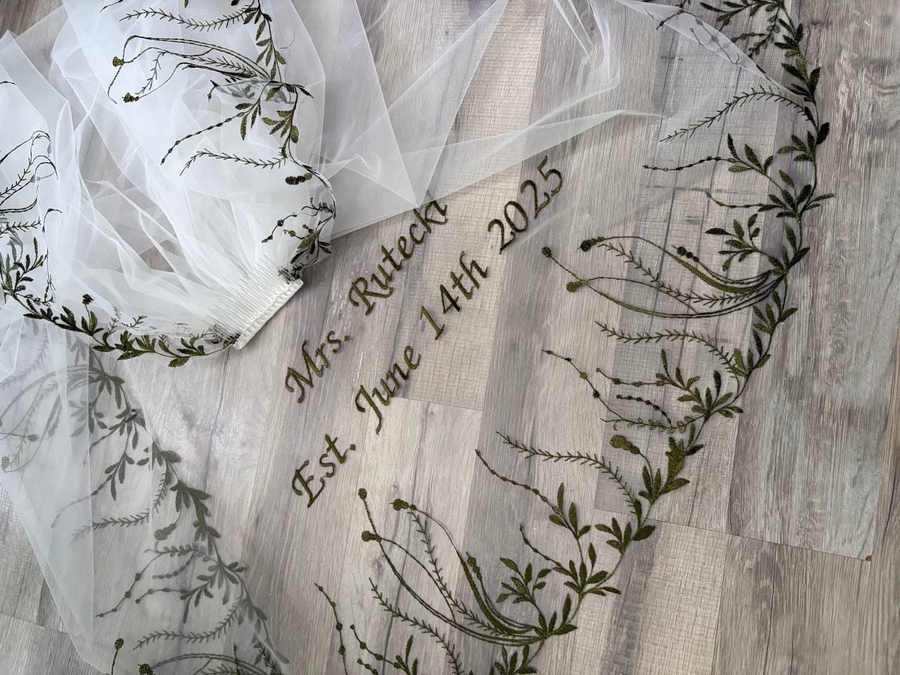 Green Lace Wedding Veil: Embroidered Leaves, Cathedral  display picture 3