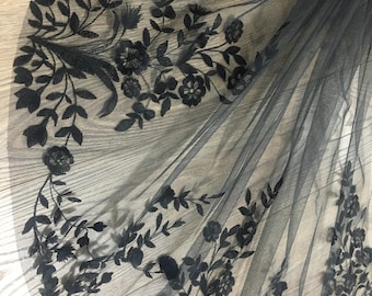 Velo de novia floral bordado: opciones de encaje negro y blanco marfil.