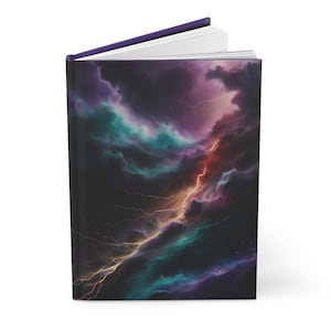 Op de afbeelding: Hardcover notitieboek met een levendig, kleurrijk ontwerp. De omslag toont een nevelachtig beeld met wervelende wolken in tinten paars, blauwgroen en oranje, met bliksemstrepen. Het notitieboek heeft een paarse rug en witte pagina's.