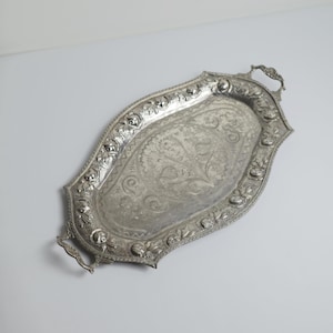 Viktorianischer Stil Verziertes Metall Serviertablett mit Griffen - Geprägtes Floral Silber Ton Dekoratives Tablett
