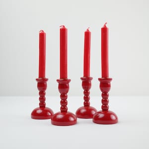 Vintage Zweedse rode houten kandelaarset jaren 60 – Handgemaakte Scandinavische kandelaars