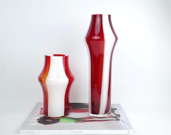 Jarrones de vidrio con remolinos rojos y blancos: decoración navideña inspirada en dulces