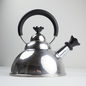 Bouilloire sifflante WMF série King vintage par Matteo Thun (1989-1993) - Théière de cuisinière en acier inoxydable