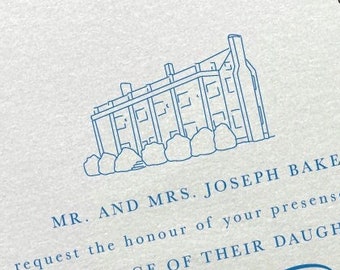 Pode incluir: Convite de casamento branco com texto azul e uma ilustração detalhada de um edifício. O convite diz: "Sr. e Sra. Joseph Baker solicitam a honra da sua presença no casamento de sua filha Sarah Rose."