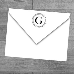 Aangepast monogram initiaal op hout gemonteerd of zelfinktende cirkel retouradresstempel (alleen eerste)