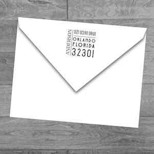 Peut inclure: Enveloppe blanche avec une étiquette d'adresse de retour noire qui indique "ANDERSON 1321 OCEAN DRIVE ORLANDO FLORIDA 32301"