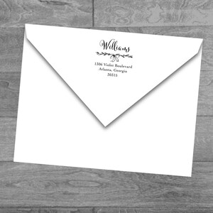 Op de afbeelding: Een witte envelop met een zwart retouradreslabel met de tekst "Williams, 1306 Violet Boulevard, Atlanta, Georgia 30315".