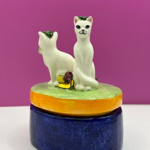 Box with 2 cats