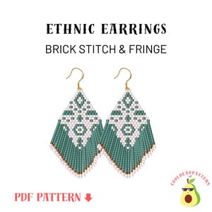 Puede incluir: Un par de pendientes de cuentas de color verde azulado y blanco con un diseño de flecos. Los pendientes están hechos con punto de ladrillo y tienen un patrón geométrico. Los pendientes están etiquetados como "Ethnic Earrings Brick Stitch & Fringe PDF Pattern".