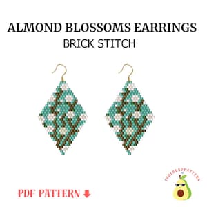 Puede incluir: Dos pendientes en forma de diamante con fondo turquesa y diseño floral blanco y marrón. Los pendientes están hechos con un patrón de punto de ladrillo. El texto en la parte superior dice "ALMOND BLOSSOMS EARRINGS BRICK STITCH". Debajo de los pendientes está el texto "PDF PATTERN".