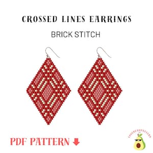 Puede incluir: Un patrón PDF para pendientes de cuentas con un diseño geométrico en rojo y blanco. Los pendientes están hechos con punto de ladrillo y tienen forma de diamantes. El patrón se titula "Crossed Lines Earrings Brick Stitch".