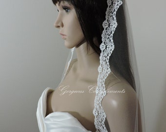 Velo de novia tipo mantilla, delicado ribete de encaje bordado, tul color marfil