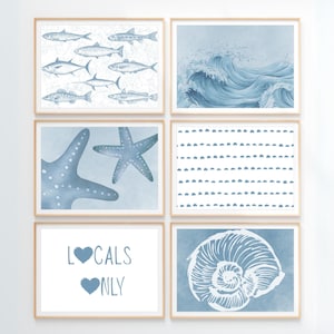 Pode incluir: Seis impress&otilde;es art&iacute;sticas emolduradas com tema costeiro. As impress&otilde;es apresentam ilustra&ccedil;&otilde;es de peixes, ondas do oceano, estrelas do mar, um padr&atilde;o pontilhado, o texto "LOCALS ONLY" com um s&iacute;mbolo de cora&ccedil;&atilde;o e uma concha. A obra de arte &eacute; em tons de azul e branco.