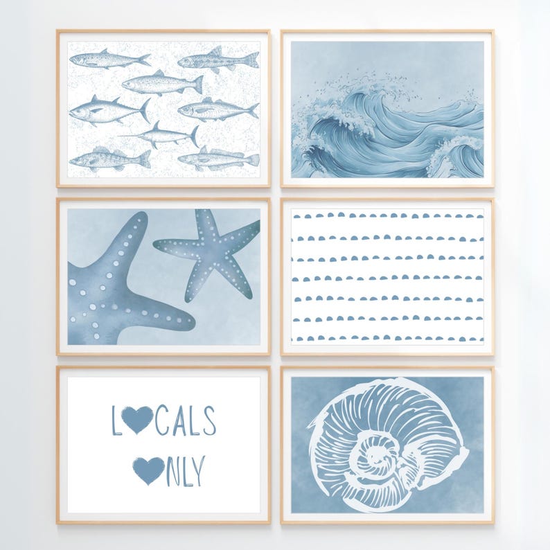 Pode incluir: Seis impress&otilde;es art&iacute;sticas emolduradas com tema costeiro. As impress&otilde;es apresentam ilustra&ccedil;&otilde;es de peixes, ondas do oceano, estrelas do mar, um padr&atilde;o pontilhado, o texto "LOCALS ONLY" com um s&iacute;mbolo de cora&ccedil;&atilde;o e uma concha. A obra de arte &eacute; em tons de azul e branco.
