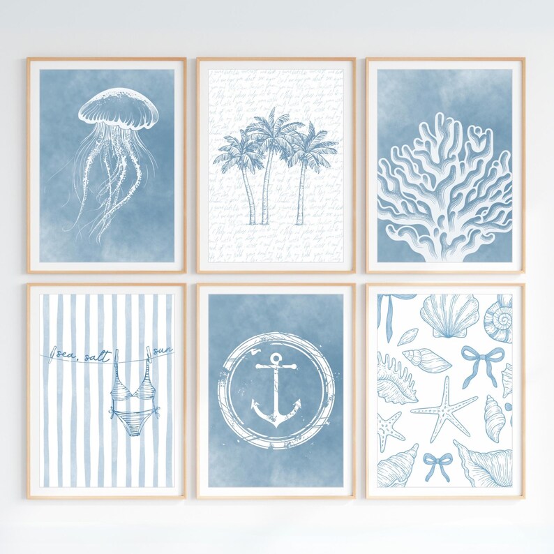 Pode incluir: Seis impress&otilde;es art&iacute;sticas emolduradas com tema costeiro. Cada impress&atilde;o apresenta um design diferente em tons de azul e branco, incluindo uma &aacute;gua-viva, palmeiras, coral, um fato de banho, uma &acirc;ncora e conchas.