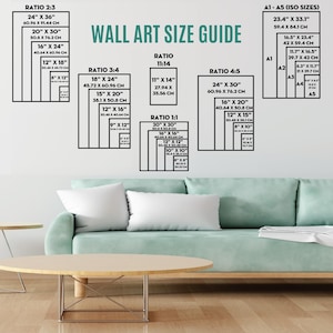 Pode incluir: Guia de tamanhos de arte de parede com v&aacute;rias propor&ccedil;&otilde;es e dimens&otilde;es em polegadas e cent&iacute;metros. Inclui propor&ccedil;&otilde;es como 2:3, 3:4, 4:5, 1:1 e 11:14, al&eacute;m de tamanhos ISO A1-A5. O guia &eacute; exibido em uma parede branca.