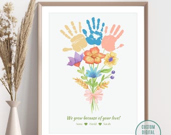 Puede incluir: Una impresión de arte digital imprimible que presenta un ramo de flores coloridas con huellas de manos en el centro. El texto "We grow because of your love!" está debajo de las flores con los nombres Anna, David y Sarah.