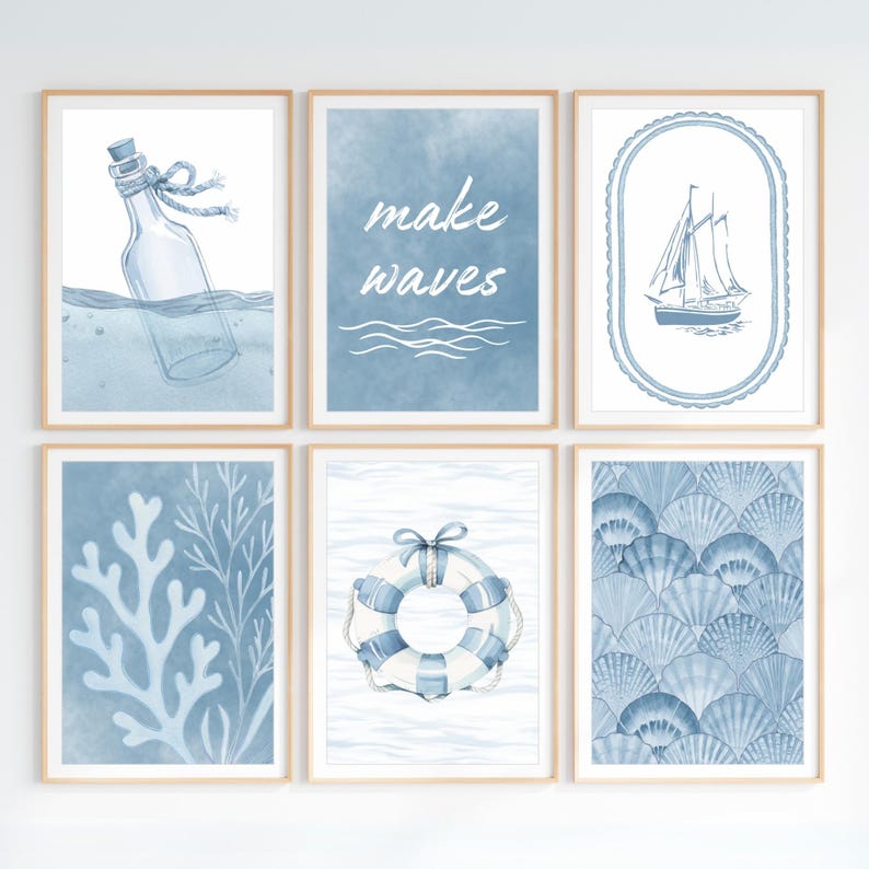 Pode incluir: Seis impress&otilde;es art&iacute;sticas emolduradas com tema n&aacute;utico em tons de azul. As impress&otilde;es apresentam uma mensagem em texto branco, um veleiro, um salva-vidas, uma mensagem em uma garrafa, corais e um padr&atilde;o de conchas. As molduras s&atilde;o de madeira clara.