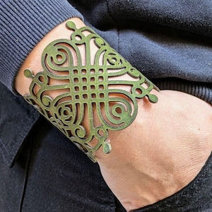 Brazalete de cuero verde celta bohemio, pulsera cortada a láser hecha a mano, joyería de cuero genuino de moda