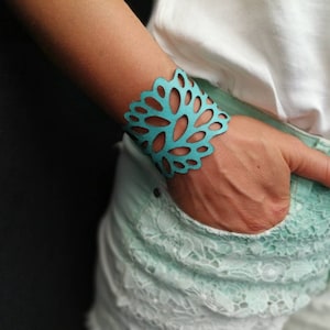 Bracciale in pelle turchese tagliato al laser, bracciale in pelle di animale verde mare con design astratto organico, gioielli da polso Boho casual outfit