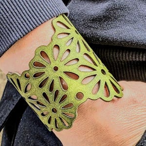 Zitronengrünes Leder Daisy Armband - Umweltfreundliche Laser-Cut Blumen Manschette, Boho Geschenk für Sie aus echtem Leder