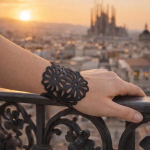 Pulsera bohemia de cuero negro cortada con láser: pulsera envolvente con herramientas florales, accesorio de moda natural para mujeres