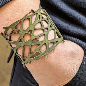 Pulsera bohemia de cuero cortado con láser verde: brazalete con diseño abstracto orgánico de piel animal
