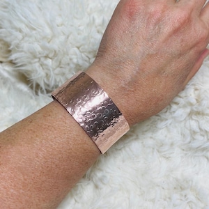 14K Rose Gold Gehämmert Chunky Gold Filled rustikale Armreif Champagner Kollektion