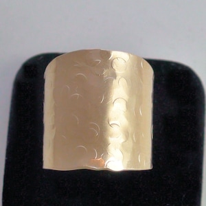 Breiter Zigarrenbandring, Statementring, gehämmertes Band, glatter Goldring