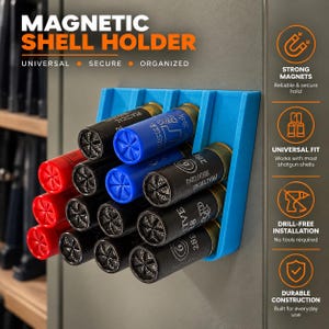 Op de afbeelding: Een blauwe magnetische patroonhouder gemonteerd op een oppervlak, met twaalf hagelpatronen in rood, blauw en zwart. De tekst luidt MAGNETIC SHELL HOLDER, UNIVERSAL, SECURE, ORGANIZED, STRONG MAGNETS, UNIVERSAL FIT, DRILL-FREE INSTALLATION en DURABLE CONSTRUCTION.