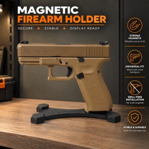 Könnte beinhalten: Ein schwarzer magnetischer Schusswaffenhalter, der eine beigefarbene halbautomatische Pistole trägt. Der Text lautet MAGNETIC FIREARM HOLDER, SECURE, STABLE, DISPLAY READY, STRONG MAGNETS, UNIVERSAL FIT, DRILL-FREE INSTALLATION und STABLE & DURABLE.