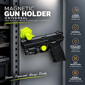 Op de afbeelding: Een fel neongele magnetische wapenhouder gemonteerd op een metalen oppervlak, die een zwart pistool met zaklamp ondersteunt. De tekst luidt MAGNETIC GUN HOLDER UNIVERSAL FOR PISTOLS WITH FLASHLIGHT & OPTICS en Secure. Organized. Always Ready.