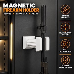 Op de afbeelding: Een witte magnetische vuurwapenhouder gemonteerd op een zwart oppervlak, met een zwarte vuurwapenloop. De tekst luidt MAGNETIC FIREARM HOLDER, SECURE, ORGANIZED, READY, STRONG MAGNETS, SPACE-SAVING DESIGN, EASY INSTALLATION, DURABLE CONSTRUCTION.