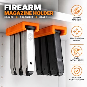 Puede incluir: Dos soportes de plástico naranja para cargadores de armas de fuego montados en un estante, cada uno con tres cargadores. El soporte izquierdo contiene cargadores de metal plateado y el derecho negros. El texto dice FIREARM MAGAZINE HOLDER.