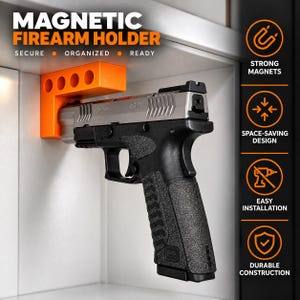 Könnte beinhalten: Ein orangefarbener, L-förmiger magnetischer Waffenhalter unter einem Regal, der eine schwarze und silberne halbautomatische Pistole hält. Der Text lautet MAGNETIC FIREARM HOLDER, SECURE, ORGANIZED, READY, STRONG MAGNETS, SPACE-SAVING DESIGN, EASY INSTALLATION, DURABLE CONSTRUCTION.