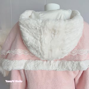Capa rosa bebé estilo princesa, con capucha y ribete de piel blanca. Ideal para muñecas Barbie, estilo manga, estilo campestre, cosplay Y2K y hecho a mano. imagen 9