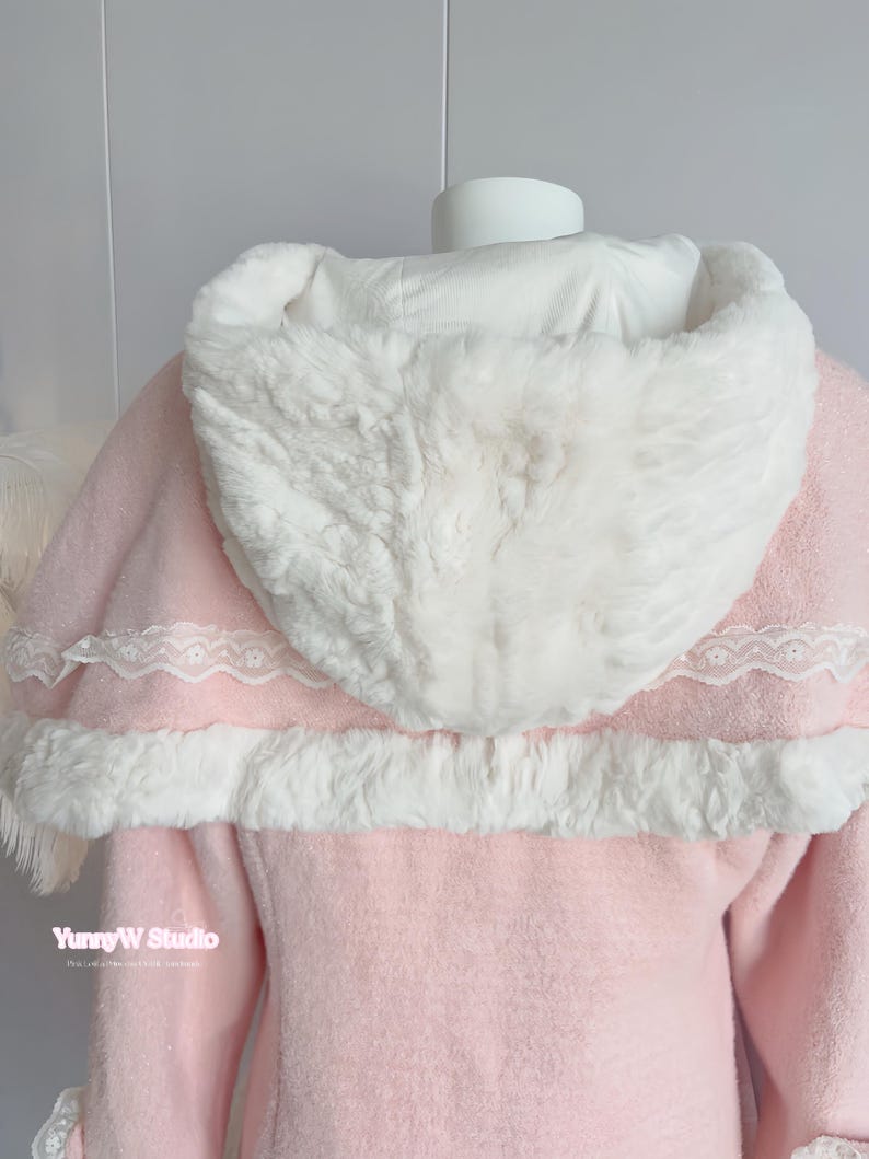 Capa rosa bebé estilo princesa, con capucha y ribete de piel blanca. Ideal para muñecas Barbie, estilo manga, estilo campestre, cosplay Y2K y hecho a mano. imagen 9