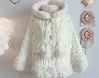 Capa de punto blanca acogedora, poncho, abrigo con capucha, dulce estilo Lolita, pompón, lazo, Kawaii, princesa, Y2K, manga, muñeca Barbie, atuendo de invierno, hada victoriana
