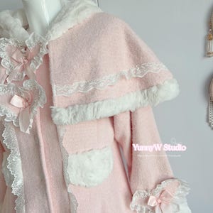 Capa rosa bebé estilo princesa, con capucha y ribete de piel blanca. Ideal para muñecas Barbie, estilo manga, estilo campestre, cosplay Y2K y hecho a mano. imagen 6