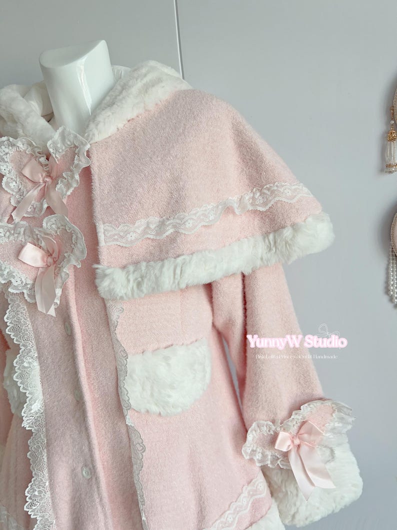 Capa rosa bebé estilo princesa, con capucha y ribete de piel blanca. Ideal para muñecas Barbie, estilo manga, estilo campestre, cosplay Y2K y hecho a mano. imagen 6