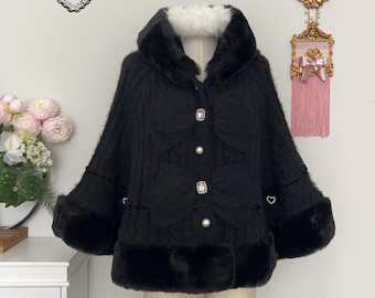 Poncho de punto negro, capa de piel con capucha, ribete de encaje, detalle de cinta, pompón, estilo Sweet Lolita Coquette, Fairycore, atuendo cálido, conjunto de princesa Barbie, atuendo de invierno