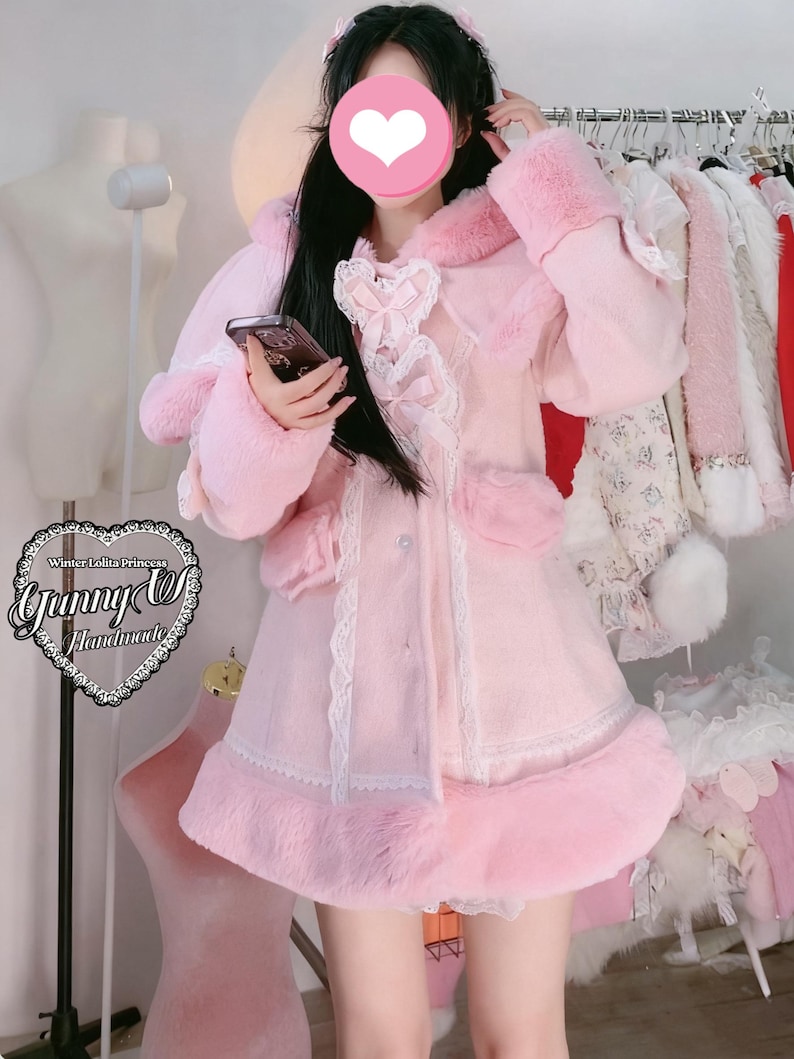 Capa rosa bebé estilo princesa, con capucha y ribete de piel blanca. Ideal para muñecas Barbie, estilo manga, estilo campestre, cosplay Y2K y hecho a mano. imagen 13