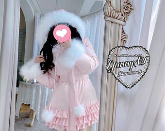 Chaqueta acolchada rosa claro con ribete de piel sintética desmontable, pompones blancos, corte entallado, volantes, estilo kawaii, princesa real, Lolita, estilo Y2K.