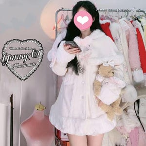 Capa rosa bebé estilo princesa, con capucha y ribete de piel blanca. Ideal para muñecas Barbie, estilo manga, estilo campestre, cosplay Y2K y hecho a mano. imagen 12